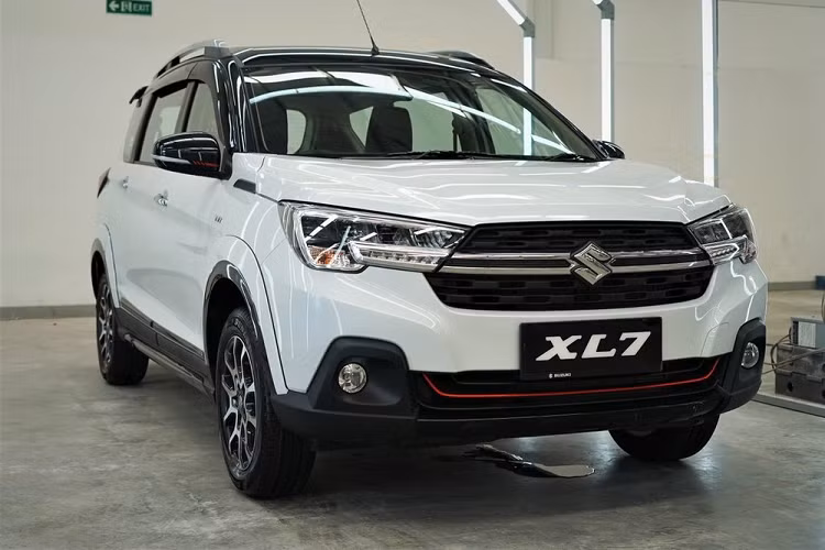 Theo hãng Suzuki, cái tên "FF" được viết tắt từ cụm Finest Form. Tại thị trường Indonesia, FF sẽ được định vị như phiên bản cao cấp nhất của dòng Suzuki XL7 7 chỗ ngồi. Trước đó, dòng xe này có 3 phiên bản là Zeta, Beta và Alpha. Đúng như tên gọi, mẫu xe này được phát triển dựa trên bản Alpha.
