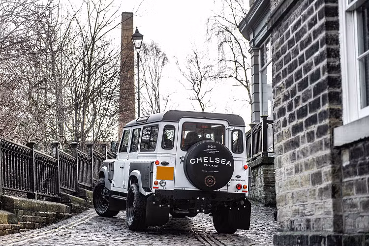 Hơn nữa, Kahn Automobile cũng nâng cấp thêm giúp mẫu xe Land Rover Defender địa hình tưởng chừng “thô kệch” này trở nên thực sự bắt mắt. Về ngoại thất, mẫu xe được trang bị bộ chắn bùn thân rộng phía trước và phía sau được sơn màu xám Satin, tương phản với màu trắng ngoại thất. Ngoài ra, phần đầu xe đã được sửa đổi hoàn toàn với lưới tản nhiệt X-Lander mới và viền đèn pha cùng với cản mới với bốn đèn tích hợp.