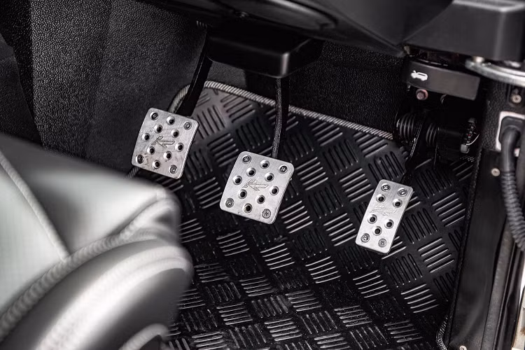 Dự án này được phát triển dựa trên một chiếc Defender đời cuối từ năm 2015 với thiết kế bảng điều khiển hiện đại. Tuy nhiên, hãng độ đã nâng cấp nội thất bằng cách bọc lại hoàn toàn với da đục lỗ chần bông mới cho ghế ngồi, vô lăng nhôm satin đánh bóng phôi mới, thảm sàn cao su và khoang hành lý của xe được trải thảm.