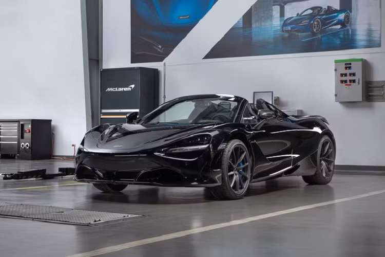 Tại xưởng dịch vụ S&amp;S Automotive HCMC Service Center, khách hàng sở hữu xe McLaren trước khi công bố nhà phân phối được ủy quyền sẽ được hưởng những dịch vụ hậu mãi theo tiêu chuẩn của hãng với chi phí dịch vụ tương tự xe mua chính hãng. Cơ sở dịch vụ của đại lý McLaren được uỷ quyền sử dụng Phụ tùng Chính hãng của McLaren, được sản xuất theo tiêu chuẩn chính xác và được thiết kế để đảm bảo chất lượng, hiệu suất và độ an toàn ở mức cao nhất.