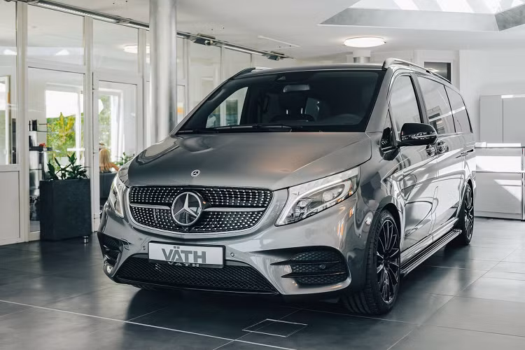 Trong quá trình làm việc trên chiếc xe MPV Mercedes-Benz V300d độ VÄTH này, thương hiệu đã lựa chọn cho xe màu sắc hoàn thiện trong màu bóng có tên là Selenite Grey. Xe được trang bị các lò xo thấp hơn giúp giảm chiều cao của xe xuống 30 mm và mang lại cho chiếc xe vẻ ngoài thể thao hơn nhiều.
