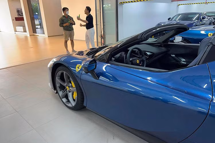 Là chiếc SF90 Spider thứ 2 tại Việt Nam nhưng nó lại là chiếc SF90 Sipder đầu tiên thuộc diện nhập khẩu chính hãng. Xe có ngoại thất màu xanh dương Blu tour de France độc nhất Việt Nam hiện nay, đi kèm bộ mâm 5 chấu đơn kèm cùm phanh màu vàng nổi bật.