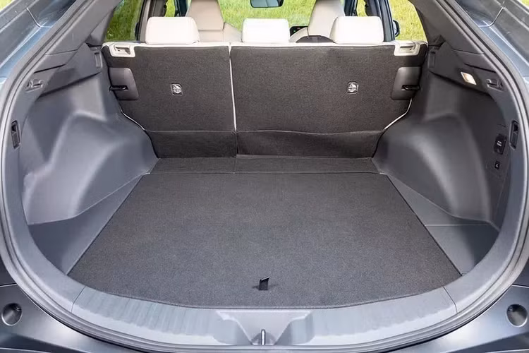 Ngoài ra, bZ4x còn trang bị gói an toàn chủ động Toyota Safety Sense 3.0 bao gồm điều khiển hành trình thích ứng DRCC, cảnh báo điểm mù, cảnh báo phương tiện cắt ngang phía sau, camera toàn cảnh, cánh báo va chạm phía trước (bao gồm phanh khẩn cấp chủ động), cảnh báo chệch làn đường, hỗ trợ giữ làn và hỗ trợ đỗ xe.