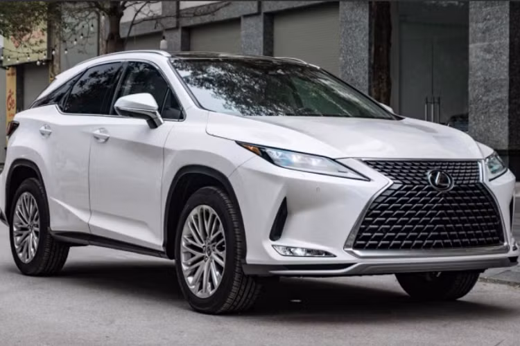 Sau mẫu RX450h F-Sport, đến lượt Lexus RX350 2022 mới được đưa về Việt Nam. Mẫu xe mang màu ngoại thất trắng với ngoại hình khá thon gọn, thiết kế RX350 2022 không khác biệt lớn với đời trước.