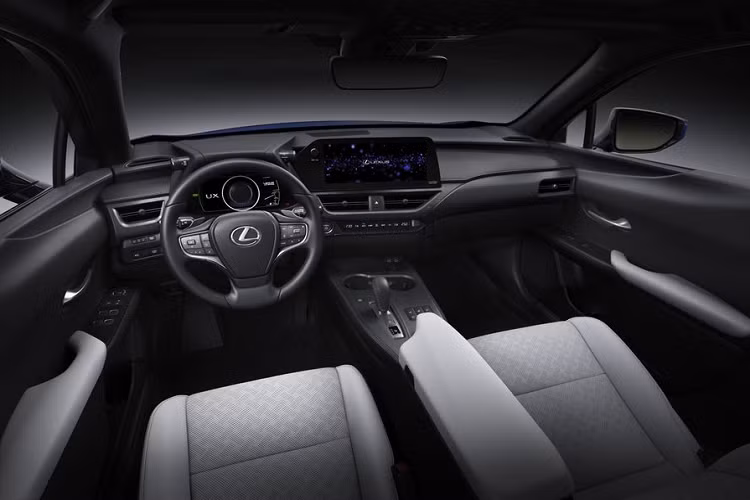 Ngoài một số thay đổi về trang bị vận hành, Lexus UX 300e 2023 còn được nâng cấp về nội thất. Xe được trang bị hệ thống thông tin giải trí mới, kết hợp màn hình 8 inch hoặc 12,3 inch tùy phiên bản. 