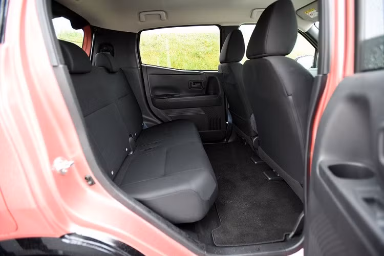 Bên trong mẫu xe kei car này có những trang bị đáng chú ý như bảng đồng hồ kỹ thuật số 7 inch, nối liền với màn hình thông tin giải trí 9 inch, nằm ngang trên mặt táp-lô. Bên dưới là cụm điều khiển trung tâm với cần số, màn hình và các nút bấm của hệ thống điều hòa. Trong khi đó, ghế của xe được bọc nỉ với chất liệu như ghế sofa tại nhà. Ở bản cao cấp, Nissan Sakura sẽ được trang bị vô lăng 2 chấu thể thao và những điểm nhấn màu đồng.