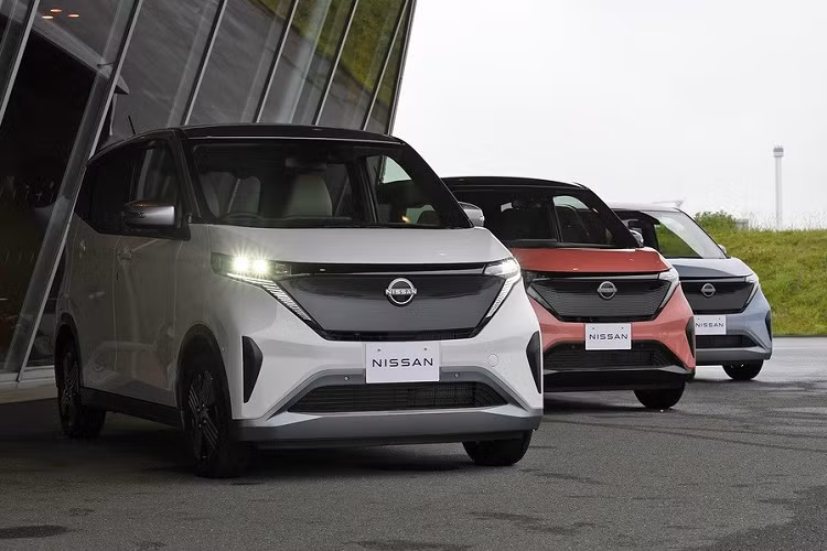 Vào hồi tháng 10/2019, khi trình làng xe concept mới mang tên IMk, hãng Nissan đã hé lộ ý định sản xuất một mẫu xe kei car chạy hoàn toàn bằng điện. Mãi đến tháng 5/2022, hãng Nissan mới "biến ước mơ thành hiện thực" và tung ra phiên bản thương mại của IMk dưới cái tên Nissan Sakura 2022 mới.