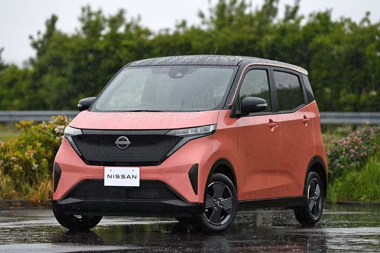 Nhờ đó, Nissan Sakura có bán kính vòng quay chỉ 4,8 m, rất phù hợp với các thành phố tại Nhật Bản. Ngoài ra, Nissan Sakura còn là một trong những mẫu ô tô điện nhẹ nhất trên thị trường với trọng lượng chỉ 1.070 kg ở bản tiêu chuẩn và 1.080 kg ở bản đủ.