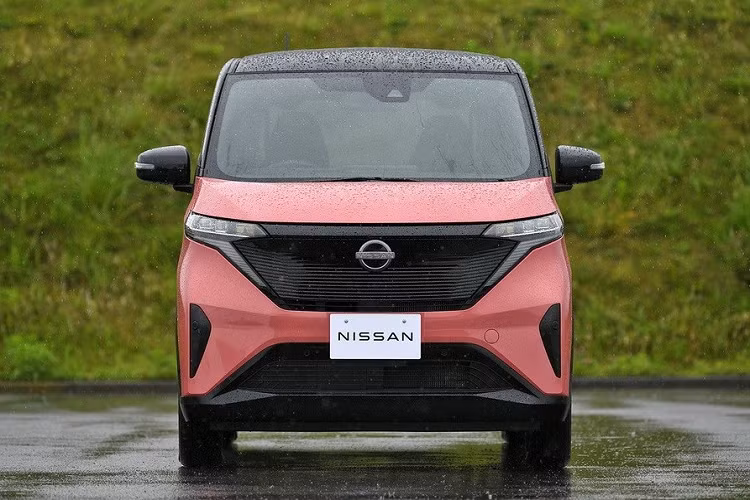 Mặc dù không phải là mẫu ôtô điện mạnh mẽ nhưng Nissan Sakura vẫn có chế độ lái Sport, ngoài 2 chế độ Standard và Eco. Bên cạnh đó, xe còn có hệ thống phanh tái sinh năng lượng, mang đến chế độ vận hành chỉ dùng 1 bàn đạp để tăng, giảm tốc. Chưa hết, hãng Nissan còn khẳng định Sakura là mẫu xe có khoang nội thất yên tĩnh nhất phân khúc kei car.