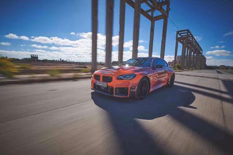 Loạt phụ kiện BMW M độ chính hãng ban đầu được giới thiệu vào tháng 10 và biến thể đặc biệt này có một loạt các chi tiết độ nhựa gia cố bằng sợi carbon bao gồm cánh mũi, nắp gương và bao quanh khe hút gió.