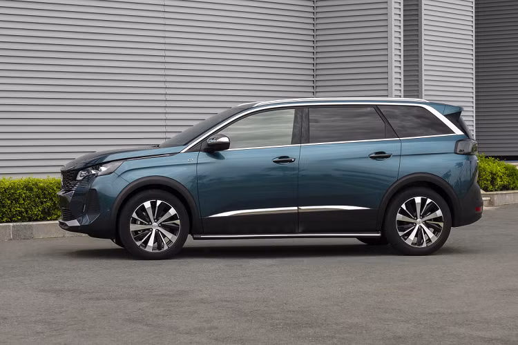Chưa hết, mẫu SUV cỡ C này còn có nhiều trang bị an toàn như 6 túi khí, 12 cảm biến xung quanh xe và camera sau 180 độ giả lập 2 bên. Bên cạnh đó là gói an toàn nâng cao (ADAS) bao gồm hệ thống hỗ trợ giữ làn đường, cảnh báo điểm mù, nhận diện biển báo giới hạn tốc độ và cảnh báo khi người lái tập trung.
