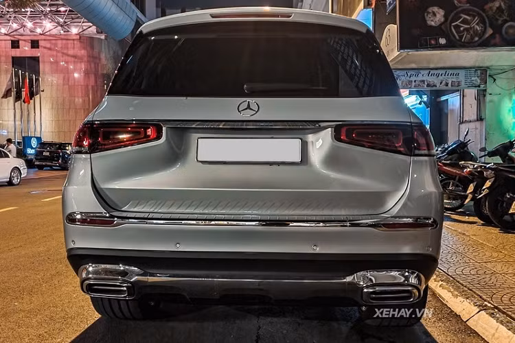 Trong khi hàng ghế thương gia phía sau được trang bị 2 màn hình giải trí độc lập, bàn làm việc có cơ cấu gập thông minh cùng tủ lạnh mini. Hệ thống âm thanh Burmester high-end 3D đảm bảo mang đến những trải nghiệm giải trí chân thực và đỉnh cao nhất.