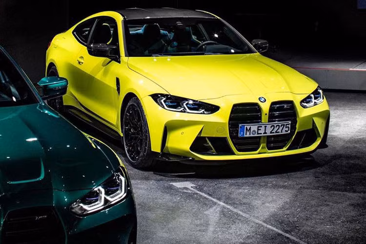 Dọc thân xe của BMW M3 Competition và M4 Competition được thiết kế táo bạo với các đường gân dập nổi kết hợp với gầm xe cao càng làm tăng tính thể thao và mạnh mẽ. Thiết kế này cũng giúp xe có thể dễ dàng di chuyển, chinh phục mọi địa hình.