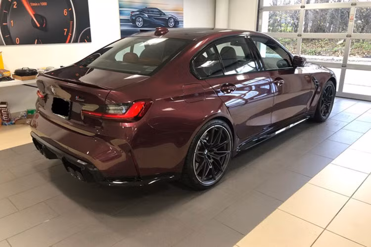 Một tư vấn bán hàng cho biết, nếu đặt cọc mua xe BMW M3 Competition và M4 Competition từ bây giờ thì dự kiến khách hàng sẽ nhận được xe vào quý I năm sau. Lý giải cho việc thời gian chờ giao nhận xe lâu như vậy, người này cho biết do thiếu linh kiện, phụ tùng nên BMW sản xuất khá hạn chế phiên bản M Competition xDrive.