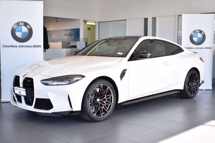 BMW M3 Competition và M4 Competition gần như giống nhau về thiết kế, khung gầm, động cơ,… Điểm khác biệt duy nhất của hai mẫu xe này nằm ở kiểu dáng. BMW M3 Competition cung cấp cho người dùng 2 tuỳ chọn sedan hoặc estate, còn M4 có tuỳ chọn kiểu dáng coupe hoặc convertible 2 cửa