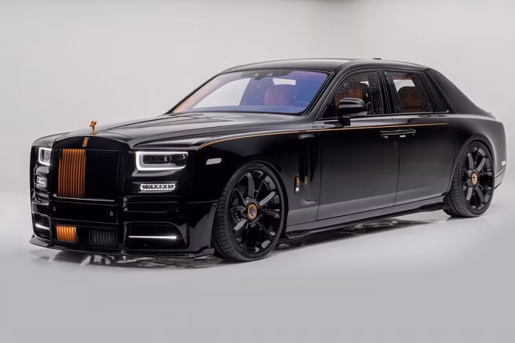 Mới đây, hãng độ nổi tiếng đến từ Đức Mansory đã giới thiệu bản độ mới nhất của mình dựa trên nguyên mẫu Rolls-Royce Phantom 2022 mới. Qua “bàn tay” Mansory, chiếc xe siêu sang đầu bảng tới từ thương hiệu Anh Quốc không chỉ sang trọng mà còn mạnh mẽ và độc đáo hơn.