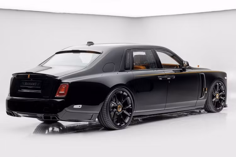Mansory cũng thực hiện một số hiệu chỉnh đối với khối động cơ trên xe. Cụ thể, dưới nắp capo là cụm máy V12 dung tích 6.75L tăng áp kép có lớp vỏ mới từ sợi carbon với logo Mansory.