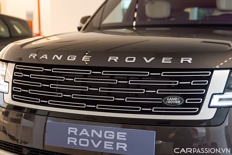 Dàn âm thanh vòm Meridian 35 loa cũng là trang bị tiêu chuẩn của bản First Edition. Range Rover SWB First Edition P400 được trang bị động cơ xăng tăng áp Ingenium với 6 xy-lanh thẳng hàng, dung tích 3.0L, có công suất 400 mã lực và mô-men xoắn cực đại 550 Nm, kết hợp cùng hộp số tự động 8 cấp và hệ dẫn động 4 bánh AWD.