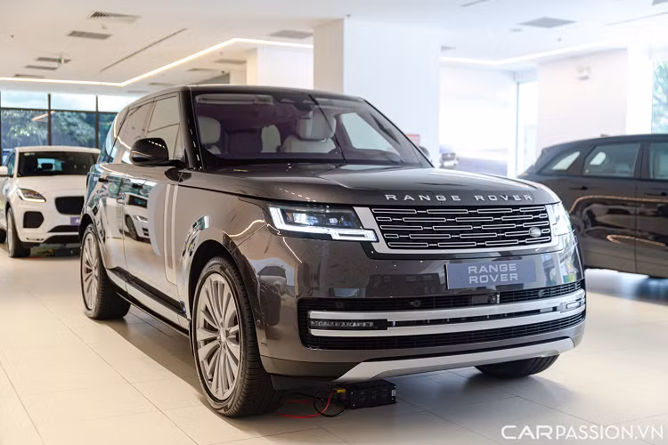 Ngoại thất của chiếc Range Rover 2022 có thiết kế mới nhiều khác biệt so với phiên bản tiền nhiệm. Xe mang triết lý thiết kế tối giản nhưng rất tinh tế và sang trọng với mui xe thấp dần về phía sau, đường viền ở giữa thân xe mạnh mẽ chắc chắn tạo điểm nhấn và ngưỡng cửa lớn hơn.