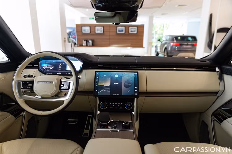 Bên trong nội thất, chiếc Range Rover 2022 First Edition sở hữu nhiều tiện nghi nổi bật như ghế bọc da Semi-Aniline; gỗ ốp Natural Ecru Walnut khắc viền kim loại; trần xe và thảm sàn SV Bespoke; ngăn làm lạnh đồ uống trong tựa tay trung tâm phía trước; sạc không dây 15W cho điện thoại; điều hòa có chức năng tạo ion, khử khuẩn và lọc bụi mịn PM2.5; rèm che nắng phía sau điều khiển điện; gương chiếu hậu trong xe kỹ thuật số ClearSight...