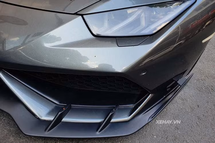 "Siêu bò" sở hữu động cơ V10 5.2L cho công suất 602 mã lực và mô-men xoắn cực đại 560Nm, kết hợp số tự động 7 cấp và hệ dẫn động 4 bánh toàn thời gian, cho phép xe tăng tốc 0-100 km/h trong 3,2 giây trước khi cán tốc độ tối đa 320 km/h.