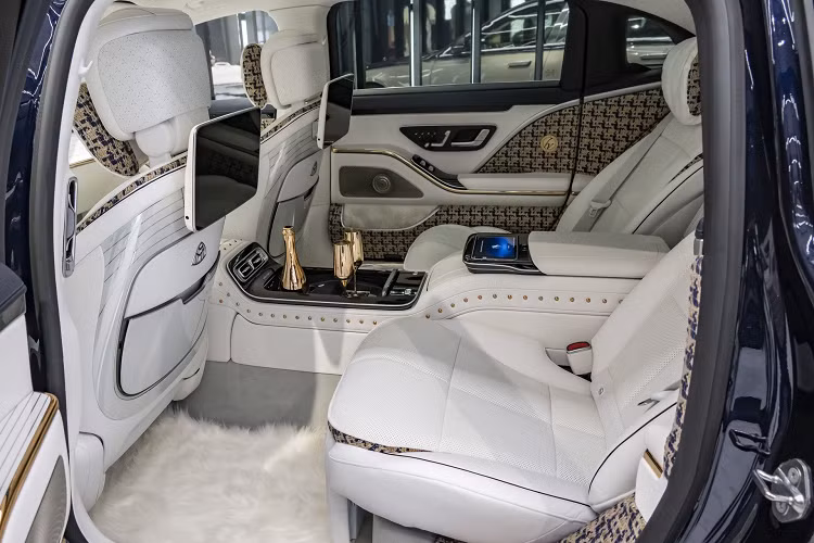 Mercedes-Benz cũng đã trang trí cho lớp lông giả màu trắng bọc trong các hộc cửa, thảm lót và các tấm thảm sàn xe giúp tăng độ sang trọng cho chiếc sedan hàng đầu. Thậm chí, phiên bản này cũng đã được chỉnh sửa về cả giao diện kỹ thuật số của hệ thống thông tin giải trí MBUX. Đồ họa được cập nhật để đem lại cảm giác về một bầu không khí như sàn catwalk với các điểm nhấn màu vàng hồng trên tất cả các menu và xung quanh nút trang chủ luôn hiển thị trên màn hình cảm ứng trung tâm.