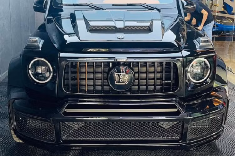 Lý do cho việc nhiều đại gia Việt săn lùng mua xe Brabus 800 Widestar chính là từ yếu tố độc lạ không chỉ nâng cấp ngoại hình mà khoang lái cũng được bọc lại các loại da đắt tiền cũng như tông màu cam hết sức nổi bật đang là trào lưu thay "nội y" cho xe đắt tiền trong 2 năm qua