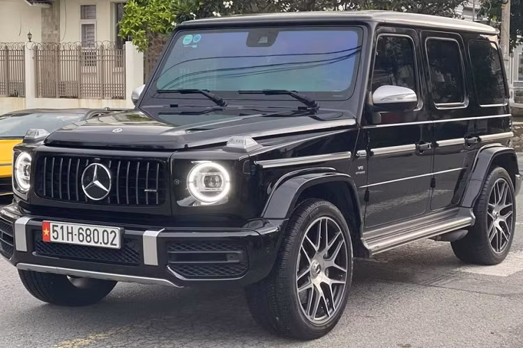 Những nâng cấp ở động cơ cũng giúp Brabus 800 Widestar rút ngắn thời gian tăng tốc từ vị trí xuất phát lên 100 km/h chỉ trong vòng 4,1 giây. Vận tốc tối đa vẫn là 240 km/h do bị khóa tua điện tử. Hộp số đi kèm là loại 9 cấp, được nâng cấp lẫy chuyển số trên vô lăng bằng nhôm mang tên Brabus Race. Brabus 800 Widestar còn có bộ la-zăng đúc Brabus Platinum Edition Monoblock kích thước 23 inch, hệ thống ống xả bằng thép không gỉ.