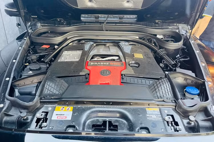 Bên trong khoang lái của chiếc SUV hạng sang Brabus 800 Widestar có nội y bọc da màu cam hết sức nổi bật cùng nhiều chi tiết được ốp carbon. Hàng ghế phía sau có thêm 2 màn hình giải trí lớn được gắn trên tựa đầu phía sau của hàng ghế trước