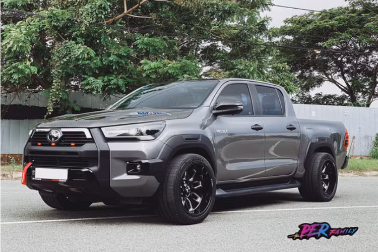 Theo chia sẻ của hãng độ, tổng số tiền mà chủ xe phải bỏ ra để lột xác chiếc Toyota Hilux là khoảng 300 triệu đồng và mất khoảng 1 tuần để hoàn thiện (chưa bao gồm thời gian đặt đồ về nước). Chiếc bán tải này cũng hoàn toàn có thể về trạng thái "zin" khi cần thiết.