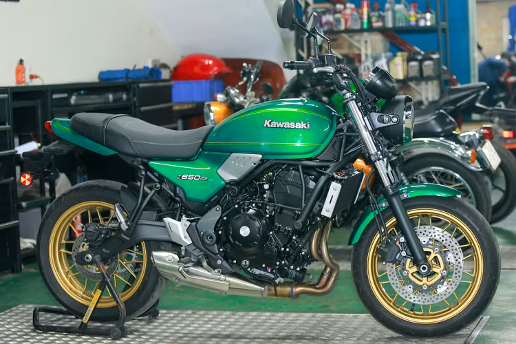Mức giá xe Kawasaki Z650RS tại Việt Nam được bán ra là 231 triệu đồng với 2 tùy chọn màu sắc. Tại Việt Nam, các đối thủ trực tiếp của mẫu mô tô này là Royal Enfield Interceptor/Continental GT 650, Honda CB650R và Triumph Trident 660.