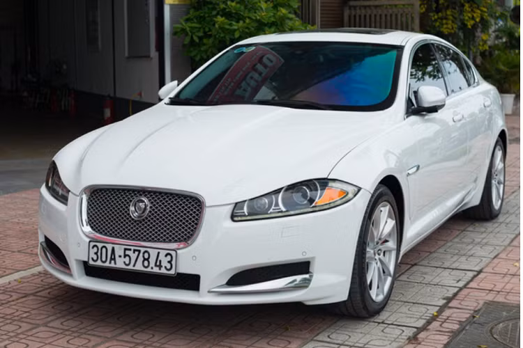 Chiếc Jaguar XF đã qua sử dụng trong bài viết này thuộc phiên bản 2013, xe sở hữu kích thước tổng thể dài x rộng x cao tương ứng 4.960 x 1.877 x 1.460 (mm). Chiều dài cơ sở của xe đạt 2.909 mm.
