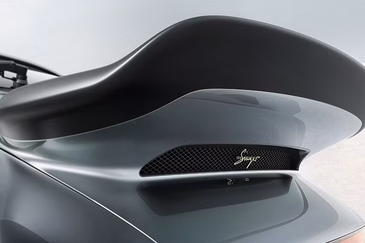 Các phiên bản Porsche 911 Turbo từ Singer sẽ được tinh chỉnh với mức công suất tùy theo yêu cầu khách hàng, phiên bản thấp nhận có sức mạnh 450 mã lực. Chiếc 911 Turbo lần này đã được thương hiệu nâng cấp mức công suất lên tổng cộng 510 mã lực. Người mua cũng có thể lựa chọn trang bị hệ dẫn động cầu sau hoặc hệ dẫn động bốn bánh, đồng thời họ cũng có thể lựa chọn trang bị hộp số sàn nếu thích.
