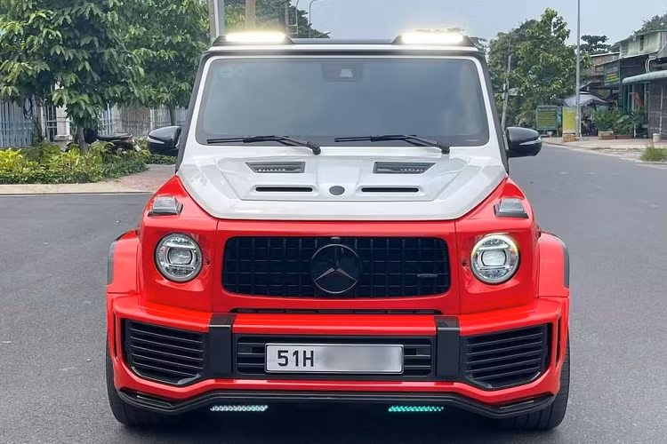 Số lượng dòng xe Mercedes-AMG G63 tại Việt Nam có thể đã trên 200 chiếc và nhiều xe đã được chủ nhân nâng cấp các gói độ body kit để tạo sự mới mẻ cũng như không đụng hàng. Trong số này, thương hiệu Brabus được các dân chơi Việt lựa chọn nhiều nhất, ngoài ra còn có 1 số xe Mercedes-AMG G63 độ body kit của hãng Top Car hay là Urban, 1 hãng độ xe đến từ Anh quốc.