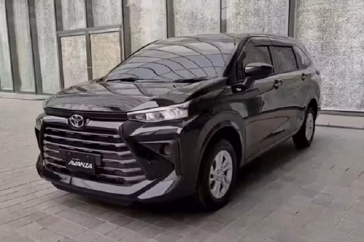 Ngoài ra, Avanza 2022 và Veloz Cross 2022 sẽ hướng đến 2 tệp khách hàng khác nhau. Cụ thể, Avanza 2022 giá rẻ sẽ hướng đến khách hàng mua xe chạy dịch vụ, không chú trọng đến trang bị tiện nghi và giải trí. Trong khi Veloz Cross 2022 sẽ hướng đến khách mua MPV 7 chỗ cỡ nhỏ để phục vụ gia đình, đề cao thiết kế, trang bị tiện nghi và cả trang bị an toàn với gói an toàn và hỗ trợ lái Toyota Safety Sense.