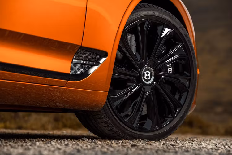 Hơn nữa, hệ thống Bentley Dynamic Ride và hệ thống treo khí nén chủ động ba buồng là tiêu chuẩn, tương tự Continental GT Speed và Azure. Sự khác biệt giữa Continental GT Mulliner so với các phiên bản khác nằm ở bộ vành 22 inch độc đáo với logo tự cân bằng, hoạ tiết hoa văn Double Diamond đặc trưng của Mulliner trên lưới tản nhiệt và cản trước.