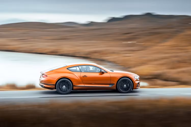 Bentley Continental GT Mulliner trang bị động cơ W12 sẽ có màn ra mắt tại Lễ hội Tốc độ Goodwood năm 2022 cùng với Continental GT S. Hãng xe này cũng tiếp tục cung cấp chiếc Continental trang bị động cơ V8. Mức giá xe Bentley Continental GT Mulliner 2022 siêu sang hiện vẫn chưa được công bố chính thức.