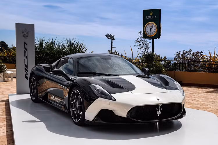 Đây là cơ hội hiếm hoi mà Maserati dành tặng cho những vị khách VIP trong làng quần vợt thế giới, khi khéo léo đem chiếc siêu xe Italia hòa vào đời sống của giới thượng lưu. Mẫu concept Maserati MC20 hoàn toàn mới được trưng bày lần này cũng thể hiện phong cách hiện đại và thể thao rất khác biệt, thay vì những sắc màu sặc sỡ và nổi bần bật thường thấy trên những chiếc xe thể thao Italia.