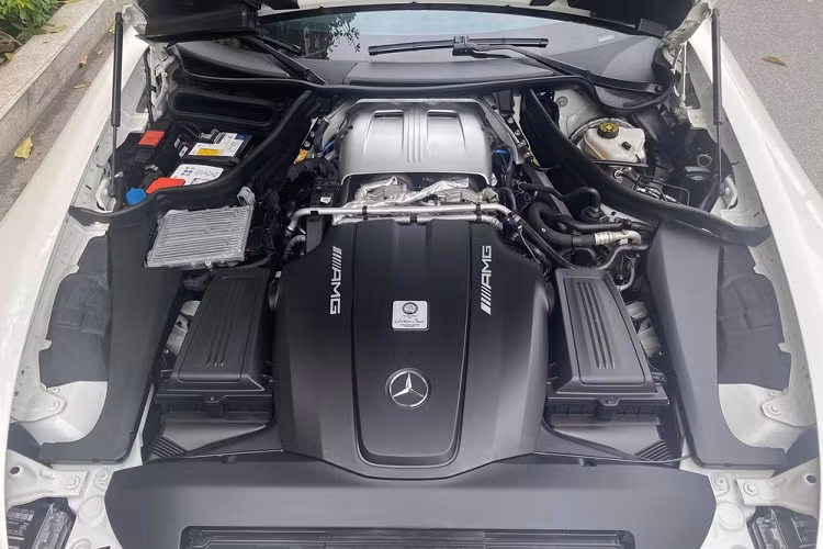 Xe thể thao hạng sang Mercedes-AMG GT Roadster sử dụng động cơ V8, tăng áp kép, dung tích 4.0 lít. Động cơ kết hợp với một hộp số duy nhất là loại tự động ly hợp kép 7 cấp. Mercedes-AMG GT Roadster chỉ cần 4 giây để đạt tốc độ 100 km/h từ vị trí đứng yên. Vận tốc tối đa của Mercedes-AMG GT Roadster là 301 km/h.