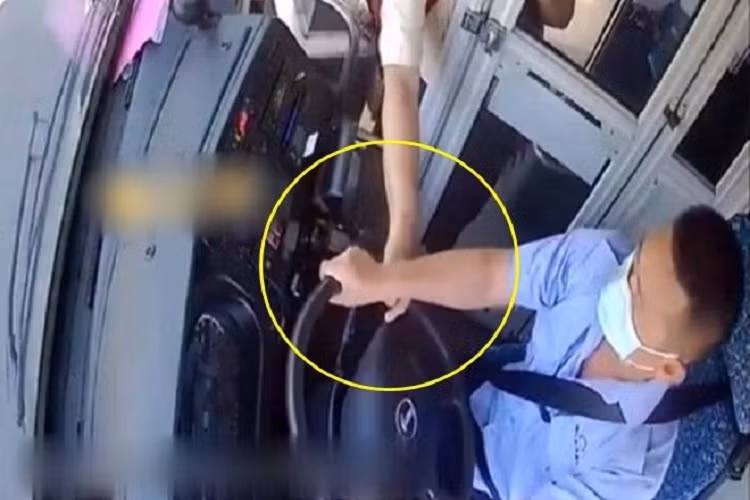Ba lao lam can tren xe buyt gay nguy hiem, dan mang noi gian