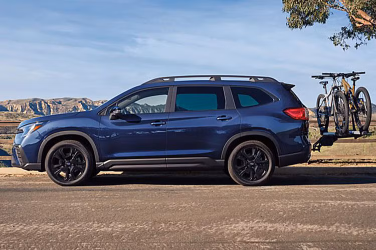 So với phiên bản tiền nhiệm, Subaru Ascent 2023 mới có phần lưới tản nhiệt mới kích thước lớn hơn, đi kèm cụm đèn pha LED có thiết kế mới. Cản trước cũng được điều chỉnh mạnh mẽ hơn cùng các cửa hút gió mới, giúp cải thiện luồng không khí đi xuống gầm xe.
