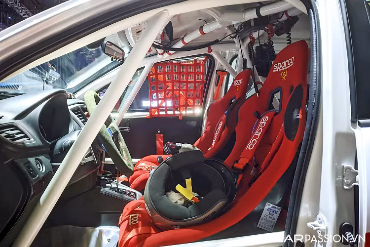 Xe mang trên mình những đặc trưng của phương tiện đua off-road như bộ lốp địa hình Toyo và "ống thở" (ống hút gió) được đưa lên cao, tránh trường hợp nước lọt vào động cơ khi lội sông, suối.