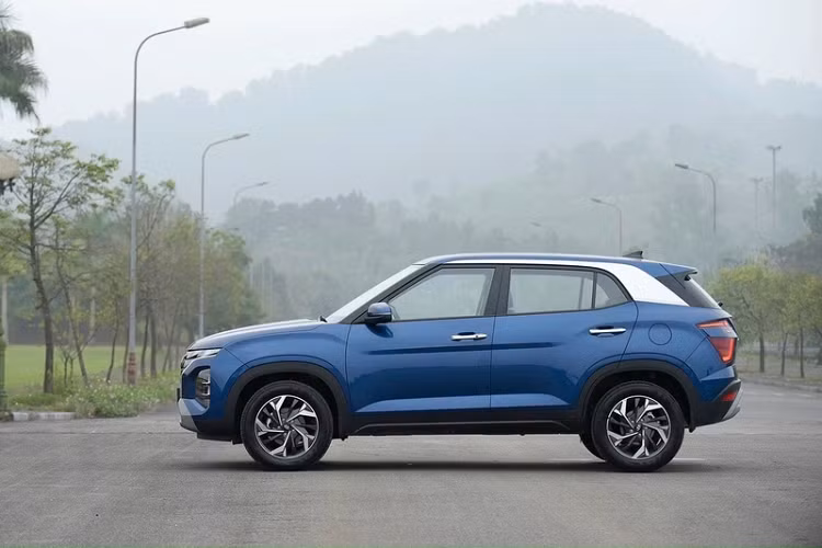 Hyundai Creta có kích thước Dài x Rộng x Cao tương ứng 4.315 x 1.790 x 1.660 (mm) cùng khoảng sáng gầm xe 200 (mm), chiếc xe có kích thước nhỏ hơn, được coi là “tiểu Tucson” với lưới tản nhiệt màu đen hay đèn định vị LED dạng ẩn. Cụm đèn chiếu sáng tiếp tục được đặt thấp, trong khi phía sau vẫn là sự xuất hiện của cụm đèn đa giác đặc trưng.