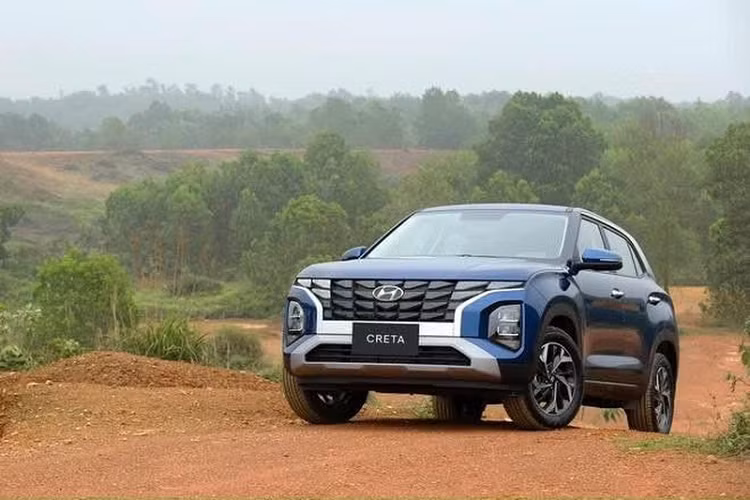Creta mới được trang bị phiên bản 2 tone màu cá tính, giúp khách hàng trẻ lựa chọn và tạo nên điểm nhấn. Hyundai Creta 2022 còn trang bị nắp capo mới, bộ mâm xe hợp kim 5 chấu 17 inch hai tông màu thể thao, kết hợp cùng vòm bánh xe cơ bắp, cánh gió gắn trên nóc xe và ăng-ten vây cá mập. 