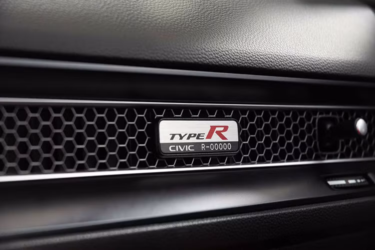 Tất nhiên, Honda Civic Type R 2023 cũng không thể thiếu gói công nghệ an toàn chủ động Honda Sensing, bao gồm phanh giảm thiểu va chạm, ngăn đạp nhầm chân ga khi tiến/lùi, hỗ trợ đánh lái tránh va chạm với người đi bộ, ngăn chệch làn đường, hỗ trợ giữ làn đường, hệ thống kiểm soát hành trình thích ứng, hỗ trợ lái xe khi tắc đường...