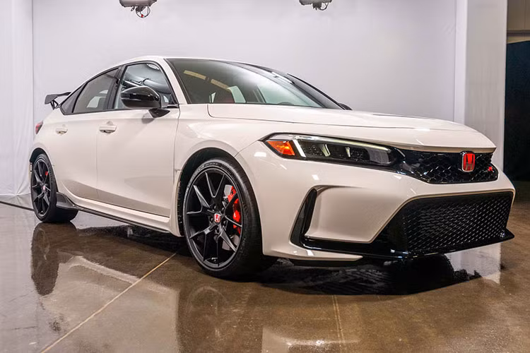 Tại thị trường Nhật Bản, Honda Civic Type R 2023 có 5 màu sơn ngoại thất là trắng Championship White, đỏ Flame Red, xanh dương Racing Blue Pearl, đen Crystal Black Pearl và ghi Sonic Grey Pearl. Giá xe Honda Civic phiên bản hiệu suất cao tại thị trường này khởi điểm từ 4.997.300 Yên (khoảng 819 triệu đồng).