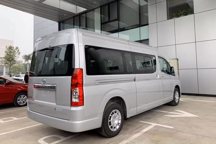 Toyota Hiace sở hữu kích thước khá lớn chiều dài hơn 5,9 mét và rộng 1,95 mét. Trang bị nội thất của xe khá “nghèo nàn” với đồng hồ cơ, đầu CD giải trí, điều hoà chỉnh cơ và ghế nỉ.