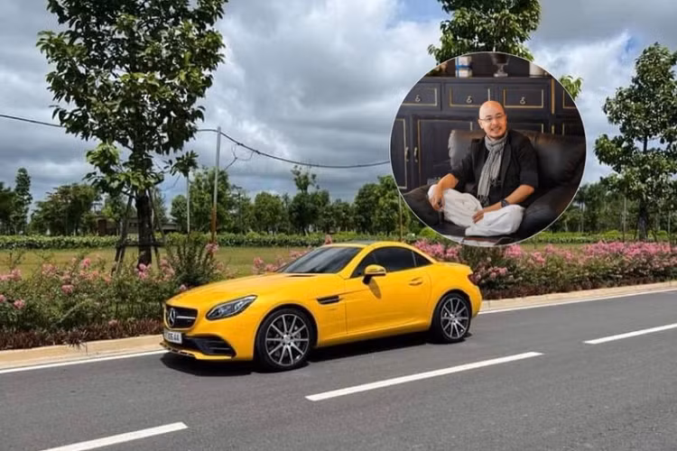 Cả Việt Nam hiện chỉ có khoảng 2 chiếc Mercedes-AMG SLC43 hàng hiếm, chiếc mà ông Đặng Lê Nguyên Vũ vừa mua có ngoại thất màu vàng rực rỡ, đi kèm các chi tiết sơn đen và bộ mâm đa chấu kép màu bạc.