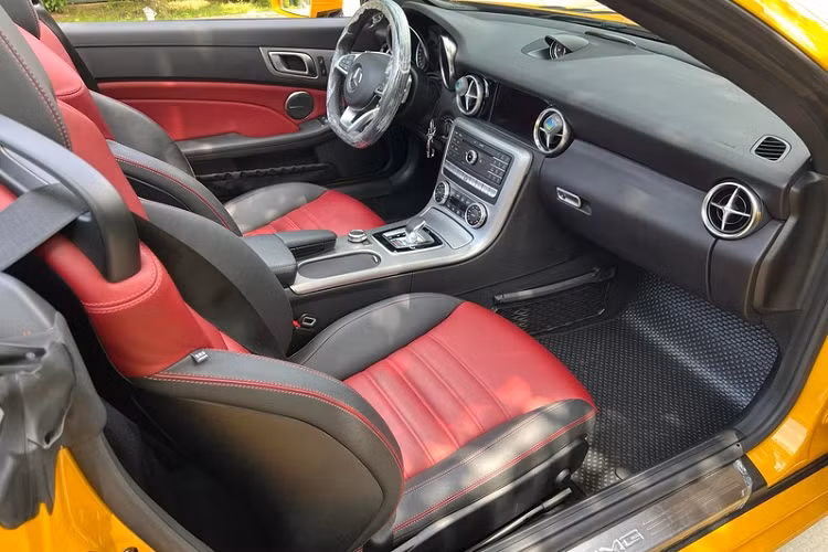 Được mệnh danh như "tiểu Mercedes-Benz SLR McLaren", Mercedes-AMG SLC43 đời cũ này có thiết kế mạnh mẽ, nổi bật với cụm đèn pha LED kết hợp với dải LED định vị ban ngày, cản va trước thể thao cùng đèn hậu lớn và ống xả khỏe khoắn ở phía sau.