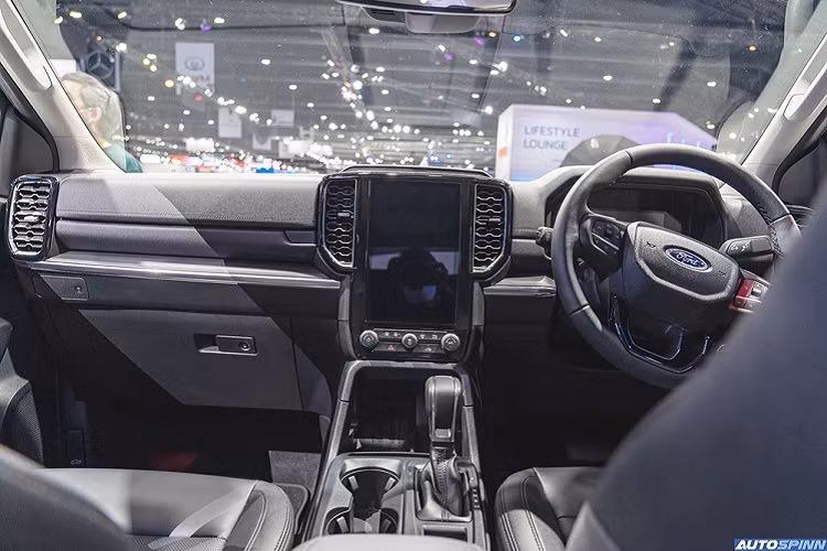 Ngay cả trang bị an toàn của Ford Everest Sport 2022 cũng ít hơn bản Titanium+. Cụ thể, bản Sport chỉ có 7 túi khí, hệ thống cảnh báo khoảng cách trước/sau khi đỗ xe, hệ thống chống bó cứng phanh ABS, phân bổ lực phanh điện tử EBD, cân bằng điện tử, hỗ trợ khởi hành ngang dốc, hệ thống kiểm soát hành trình và camera lùi.